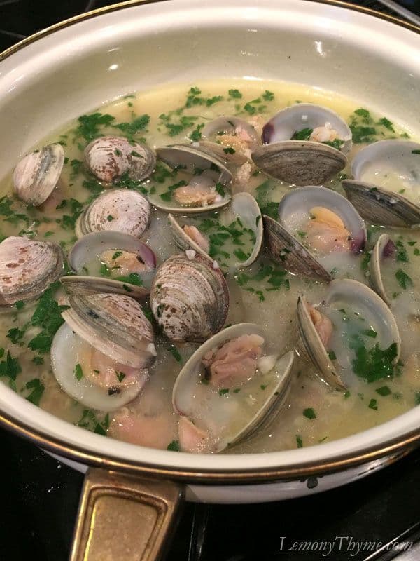 Garlic Butter Clams (with shell)
